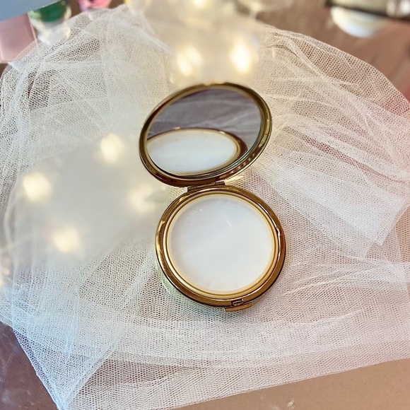 Vintage Made in England Stratton Compact Powder Mirror Gold Tone Baroque Cameo - Picture 3 of 3